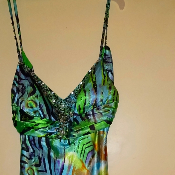 Ladies dress. - Picture 2 of 4